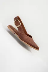Zapato chata de cuero color marrón con textura tejida y hebilla dorada.