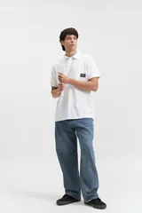 Remera polo blanca con textura, corte regular, bolsillo frontal y logo bordado.