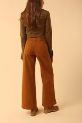 Pantalón de jean color marrón, corte recto y tiro alto. Confeccionado en denim de algodón.