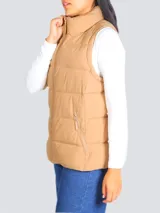 Chaleco acolchado color tostado sin mangas, con cuello alto y cierre frontal de cremallera, diseñado por Tommy Hilfiger.