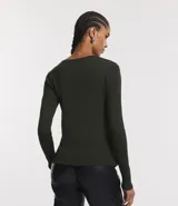 Suéter de punto color verde, con cuello barco, mangas largas y textura acanalada.