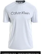Remera blanca de manga corta con cuello redondo y logo Calvin Klein estampado en el pecho con efecto degradado.