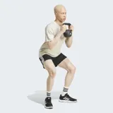 Short de entrenamiento Adidas Essentials 3 Rayas, color negro con logo y tres rayas blancas en el lateral. Confeccionado en tejido ligero de poliéster reciclado, con cintura elástica ajustable y bolsillos laterales con cierre.