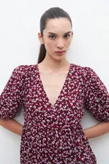 Vestido midi con estampado floral en tonos burdeos, de corte suelto y manga corta.