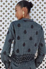 Blusa azul con bordados negros, cuello redondo con escote en pico y cordones ajustables terminados en borlas.