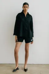 Short negro de lino con cintura elástica y corte holgado.