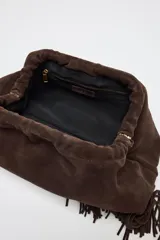 Bolso de mano marrón de serraje con flecos en el corte, bolsillo interior, forro interior y boquilla con cierre a presión.