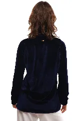 Camisa azul marino de terciopelo con cuello tradicional, botones de nácar y tajos laterales.