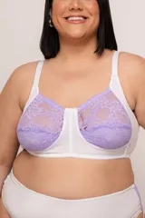 Soutien reductor sin aro color blanco con copas de puntilla elastizada lila. Tiene escote alto, breteles elásticos regulables y broches reforzados en la espalda.