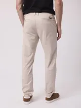 Pantalón chino color beige, de corte recto y tiro medio. Confeccionado en algodón y elastano.