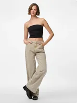 Pantalón jean color arena, de tiro medio, corte wide leg y calce regular. Confeccionado en denim 100% algodón, con diseño clásico de cinco bolsillos y cierre de botón y cremallera.