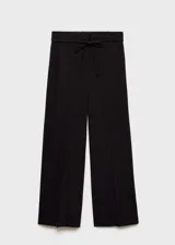 Pantalón negro de vestir, de corte recto y largo, con tiro medio, trabillas, bolsillos laterales y cierre frontal oculto con botón, gancho y cremallera. Incluye lazo ajustable en la cintura y forro interior.