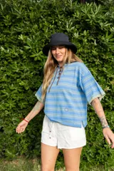 Camiseta manga corta tejida en hilo de algodón, con calado sutil en el cuerpo y escote acordonado.