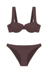 Conjunto de bikini marrón chocolate en tejido de canalé, compuesto por un corpiño con aro y almohadillas extraíbles, tiras anchas y gancho multiposición, y una braga de cobertura clásica completamente forrada.