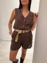 Chaleco blanco de lino con corte sastrero y botones de coco.