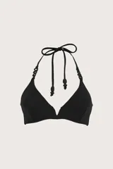 Top negro estilo corsetero de corte halter. Tirantes delgados con avíos en forma de cadena y cuentas de adorno en las puntas.