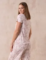 Conjunto de pijama marca René Rofé, compuesto por remera de manga corta con escote redondo y botón, y pantalón capri con cintura elastizada.
