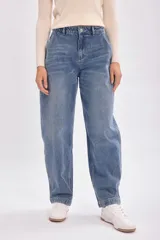 Pantalón de jean carrot color azul medio.