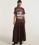 Remera blanca de algodón con cuello redondo y mangas cortas. Estampa frontal con diseño western de caballos y texto "Wild Heart".