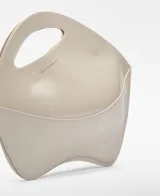 Bolso de mano Adolfo Dominguez Renacer Lab, color marrón oscuro brillante, con asa superior y cierre magnético.