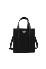 Cartera negra tipo tote bag con doble asa corta, tira larga regulable y desmontable, logo de la marca en plateado y organizador interno.