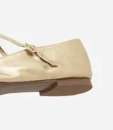 Chatitas de cuero color negro con puntera cuadrada y taco plano. Presentan una tira delgada sobre el empeine con cierre de hebilla metálica plateada.