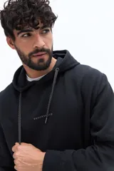 Canguro de algodón y poliéster en color negro, con capucha ajustable y puños elásticos. Presenta un diseño gráfico tipográfico en la espalda con las palabras 'Balance' y 'Landscape' en color gris claro.