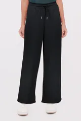 Pantalón deportivo negro de corte recto, con cintura elástica y cordón ajustable.