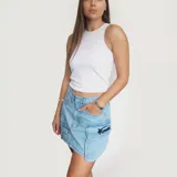 Minifalda de jean celeste con bolsillos cargo y bordado de estrella con texto en negro.