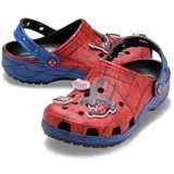 Zuecos tipo clog de goma, color rojo con estampado de telaraña negra y detalles en azul. Presentan una suela y tira del talón en azul con diseño de telaraña. Incluyen dijes Jibbitz™ temáticos de Spider-Man.