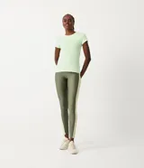 Remera deportiva color verde flúor, de corte clásico, con cuello redondo y mangas cortas.