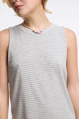 Vestido corto a rayas horizontales blancas y negras, sin mangas y con cuello redondo.