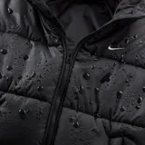 Campera puffer negra Nike Sportswear Classic para mujer, con capucha y logo bordado en blanco.