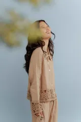 Camisa blanca de lino con bordados y mangas largas.