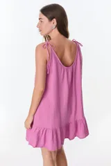 Vestido corto celeste con breteles finos y volados en el ruedo.