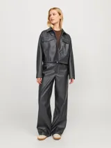 Pantalones negros de cuero sintético de pierna ancha con cierre de cremallera y bolsillos frontales y traseros.
