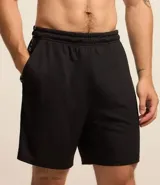 Bermuda deportiva negra con tecnología Dry, cintura elástica con cordón interno, bolsillos laterales y estampado de letras en el lateral.