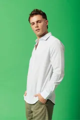 Camisa celeste de manga larga con cuello clásico y corte slim.