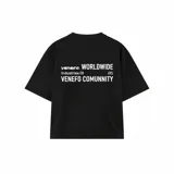 Remera negra de corte oversize con estampado blanco en el frente que incluye la leyenda "VENEFO. WORLDWIDE Industries CO. VENEFO COMUNNITY .CCL".
