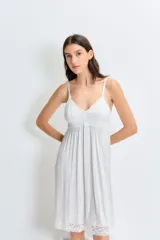 Camisón corto gris claro con breteles finos y escote en V con encaje.