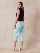 Pantalón capri color beige en gabardina elastizada, marca Ruby Rd. Delantera con bolsillos simulados, trasera con bolsillos aplicados. Pretina ancha, corte recto y terminación de ruedo con detalle calado.