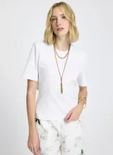 Remera blanca de tejido de punto, corte recto, cuello redondo, manga corta y cierre de lazo en la espalda.