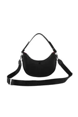 Bandolera negra de cuero sintético con textura granulada, cierre superior con cremallera, correa de hombro ajustable y desmontable, y logo de la marca grabado en el frente.