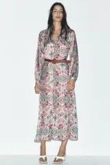 Vestido largo con estampado paisley multicolor, cuello solapa, escote en pico y mangas largas abullonadas. Incluye cinturón marrón.