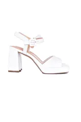 Sandalias blancas de cuero con plataforma y tacón cuadrado. Tiras anchas en el empeine y tobillo con hebilla ajustable.