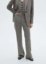Pantalón de vestir gris con corte recto y tiro medio.