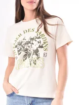 Remera rosa con estampado de labios rojos y texto en letras rojas y blancas.