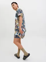 Short de baño con estampado abstracto en tonos celeste, marrón, beige y gris. Tiene cintura elástica con cordón ajustable, bolsillos laterales y un bolsillo trasero.