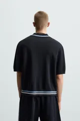 Polo de hombre relaxed fit, tejido de punto con viscosa, color azul marino. Tiene cuello solapa con cierre frontal de botonadura, manga corta, bolsillo de parche en el pecho y rib en los puños y el bajo.