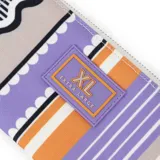 Billetera tipo fichero color lila con diseño de rayas y figuras geométricas en tonos lila, naranja, blanco y negro. Tiene cierre plateado, 13 compartimentos y un bolsillo interno con cierre.